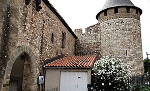 Tour de l'ancien château-fort et porte de la rue de la Capellanie.