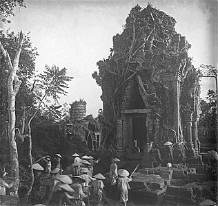 Đồng Dương, première enceinte, temple central vu du Nord. Dégagements, 1902. EFEO, cliché Charles Carpeaux