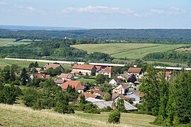 Photo couleur prenant la vue générale d'un village.