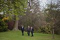 ロンドンのウィンフィールド・ハウスの庭を歩くオバマ大統領とギブズ（右）（09/4/1）