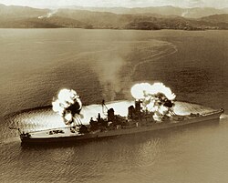A USS New Jersey csatahajó kilencágyús oldalsortüze észak-koreai szárazföldi célpontok ellen 1951-ben