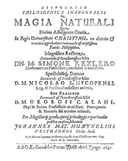 Alanuksen taikuutta koskevan väitöskirjan De Magia Naturali ensimmäinen sivu (1645). Koko väitöskirja on luettavissa Doria-palvelusta