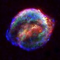 Restes de la supernova de Kepler, també coneguda com SN 1604. Aquesta imatge és un fotomuntatge amb imatges del Telescopi espacial Hubble, l'Observarori de raigs-X Chandra i el Telescopi espacial Spitzer.