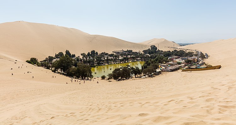 Oasis Huacachina, wewengkon Ica, Péru. Tempat ieu dicicingan 115 urang, dijieun ngurilingan situ alami di tengah gurun.