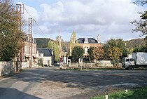 Le passage à niveau d'Acquigny en 1986, le lieu de tournage des scènes de déraillements du film.