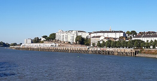 Quai Marquis d'Aiguillon, adossé à la butte Sainte-Anne. Hangar 12 (2 350 m2, construit en 1973) en bord à quai. Les habitations à bon marché, construite en 1934, sont visibles sur la rue de l'Hermitage montant vers la butte.