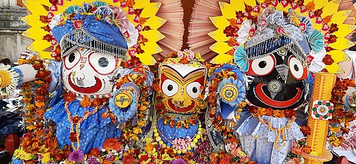 Die Geschwister Balabhadra und Subhadra mit Jagannath. ISKCON-Prozession 2022 in München