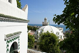 Vue sur un bâtiment blanc avec minaret.