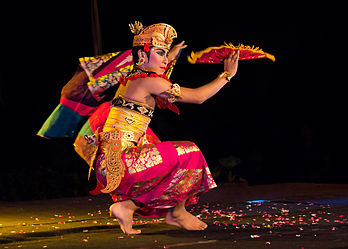 Apresentação da dança balinesa kebyar duduk. (definição 2 748 × 1 964)