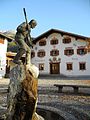 Dorfplatz mit Brunnen (Herbst)