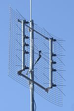 Reflective array UHF TV antenna, with bowtie dipoles to cover the UHF 470–890 MHz band