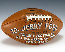 Ballon de football américain en cuit marron dédicacée et destinée à Gerald Ford.