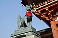 Patung kitsune di Fushimi Inari Taisha