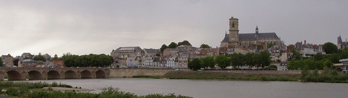 Nevers från södra stranden av floden Loire. Till vänster den gamla bron och till höger katedralen Saint-Cyr-Sainte Julitte.