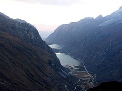 Jezera Llanganuco, základní tábor Expedice Peru 1970 se nacházel mezi nimi