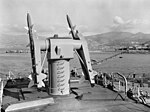 Cliché noir et blanc. Deux missiles pointés vers le ciel sur le pont d'un navire.