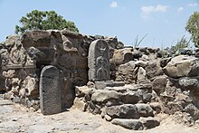 בימת פולחן ליד שער הכניסה לעיר