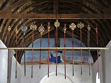 Plusieurs bourdons de procession dans la chapelle des Pénitents, Saint-Côme-d'Olt, Aveyron.