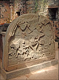 Śiva dansant. Tympan. Mỹ Sơn, tour sanctuaire C1. circa VIIIe siècle. Grès. H. 143 cm.[69]