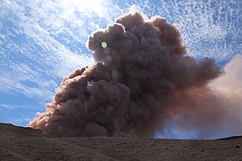 Взлёт пепла от обвала краёв кратера, 3 мая 2018