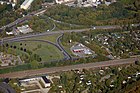 Am Feuchten Winkel verläuft oberhalb der Bahnstrecke; Blick über das Ende der BAB ASt Pasewalker Straße