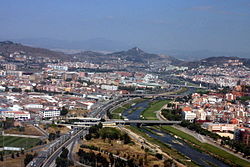 O río Besòs amán d'a suya desembocadura en Sant Adrià de Besòs