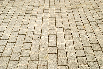 Pavés de béton « Blanc de Bierges » au centre de la place Sainte-Barbe.