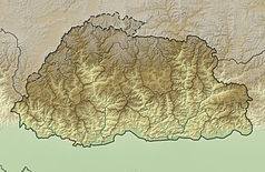 Mapa konturowa Bhutanu, po lewej nieco u góry znajduje się czarny trójkącik z opisem „Czomo Lhari”
