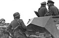 Német gyalogosok egy páncélozott harcjármű (Sd.Kfz. 250[halott link]) legénységével beszélgetnek. A két katona az MP 40 géppisztollyal van felfegyverezve, amelyet csak 1940-ben rendszeresítettek és nem nagyon terjedt még el a Wehrmachtban.