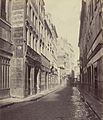 Charles Marville : Rue des Bourdonnais à hauteur du no 31 (premier plan, gauche) prise en direction de la rue Saint-Honoré en 1865.