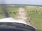 Anflug auf Piste 26 des Sonderlandeplatzes Schleißheim bei München. Er ist der älteste noch in Betrieb befindliche deutsche Flugplatz, der planmäßig 1912 als Militärflugplatz angelegt wurde. 1992 wurde auf dem Gelände des Flugplatzes eine als Flugwerft Schleißheim bezeichnete Außenstelle des Deutschen Museums eröffnet. KW 44 (ab 27. Oktober 2013)