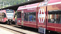 Während der vordere Zugteil losfährt, bleibt der hintere RABe 526 265 noch kurze Zeit im Bahnhof stehen.