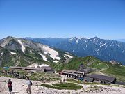 日本最大規模の山小屋・白馬山荘と北アルプスの山々