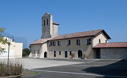L'abbaye de chanoines de Prémontré, actuellement église paroissiale de l'Assomption-de-la-Bienheureuse-Vierge-Marie et mairie, et le fronton place libre.