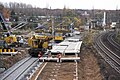 Bahnhof Leipzig-Leutzsch, Montage des Mittelbahnsteigs mit Fertigteilen, 2010