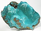 Botryoïde entrelacé de rosasite bleu-vert à l'intérieur de la courbe d'une vacuole de limonite.