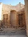 Intérieur de la cella avec les niches destinées aux statues.