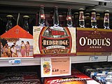 Als glutenfrei ausgewiesenes Bier aus Sorghum in einem amerikanischen Supermarkt