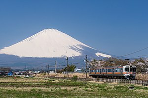 富士山をバックに御殿場線を走る313系電車