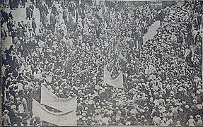 Photographie de presse montrant la foule, vue en plongée.