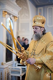 Arcibiskup Innocent, metropolita Vilniusu a celé Litvy žehná dikirionem a trikirionem (2013)