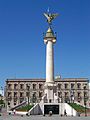 El ángel o arcángel de la libertad con el Palacio de Gobierno al fondo.