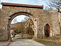 Torzugang zum Schlosshof mit kleinem Allianzwappen