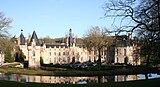 Vue générale du château d'Esclimont, à Saint-Symphorien-le-Château.