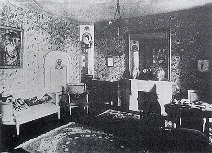 Le Salon Bourgeois, projetado por André Mare dentro de La Maison Cubiste, na seção de artes decorativas do Salon d'Automne, 1912, Paris. Femme à l'Éventail de Metzinger na parede esquerda