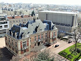 A prefeitura e a igreja Saint-Jacques-le-Majeur.