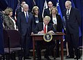 Prezident Trump při podpisu výkonného nařízení č. 13767, o rozšíření pohraniční zdi, 2017