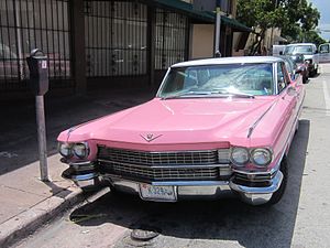 Màu hồng đôi khi được kết hợp với sự xa hoa và mong muốn được mọi người chú ý. Một chiếc Cadillac 1963 màu hồng.