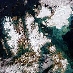 Satellitbild över Svalbard från augusti 2022.