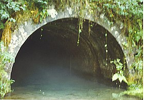 Canal à son entrée dans le tunnel de Bernistap